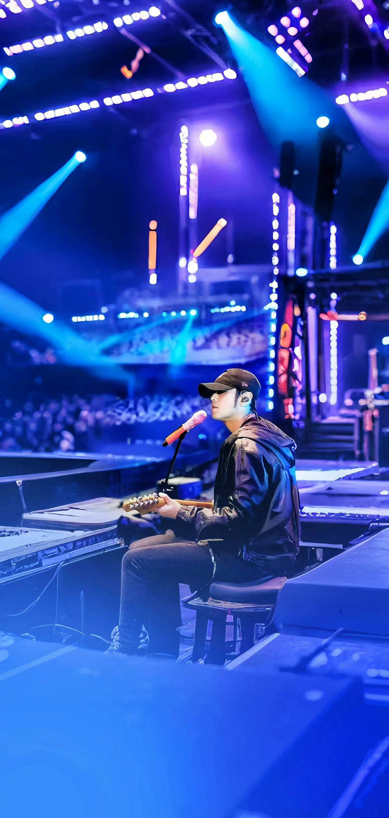 没有人不爱周杰伦刚送完夜宵单，路过周杰伦广告牌下意识刹了车。不是特意来打卡，就