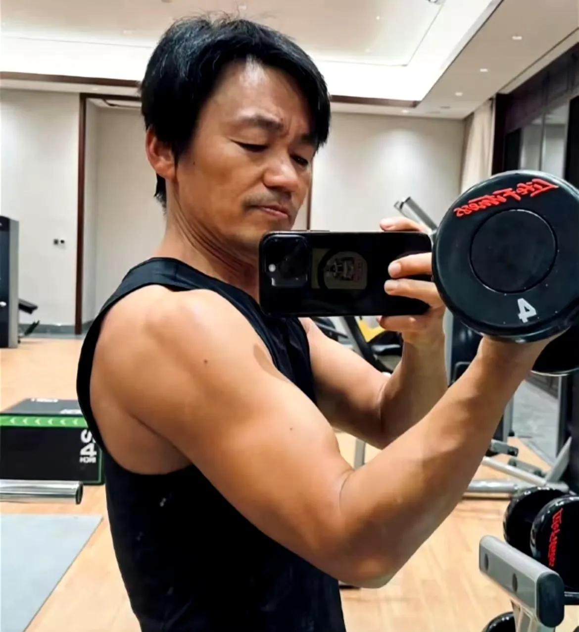 王宝强身材竟然这么好，还有四块腹肌呢，40岁的他身材还能保持这么好，也是很自律了