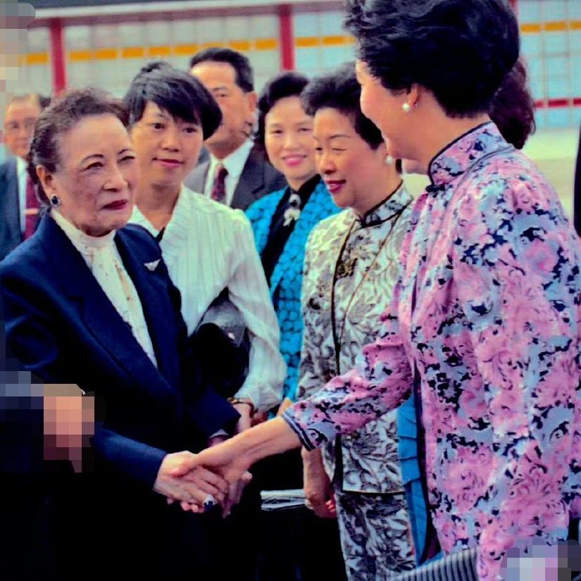 1994年，宋美龄最后回台北，一张罕见的留影，这一张照片是她刚下飞机时拍下的，很