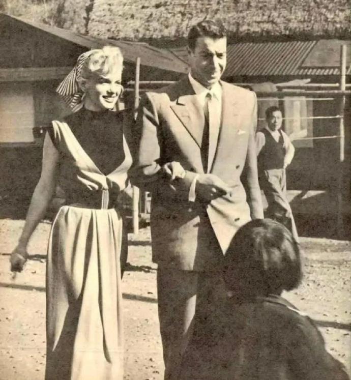 红颜薄命，戴安娜王妃和玛丽莲·梦露，皆是在36岁去世，且葬礼由前夫主持。戴安娜