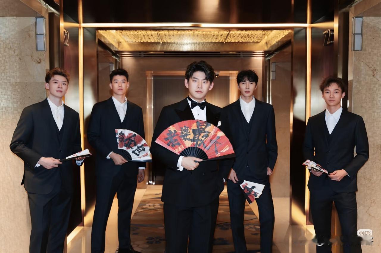 羽坛金童玉女世界冠军刘雨辰与奥运冠军黄雅琼大婚，伴郎全是大长腿，把蒋振邦衬托的那