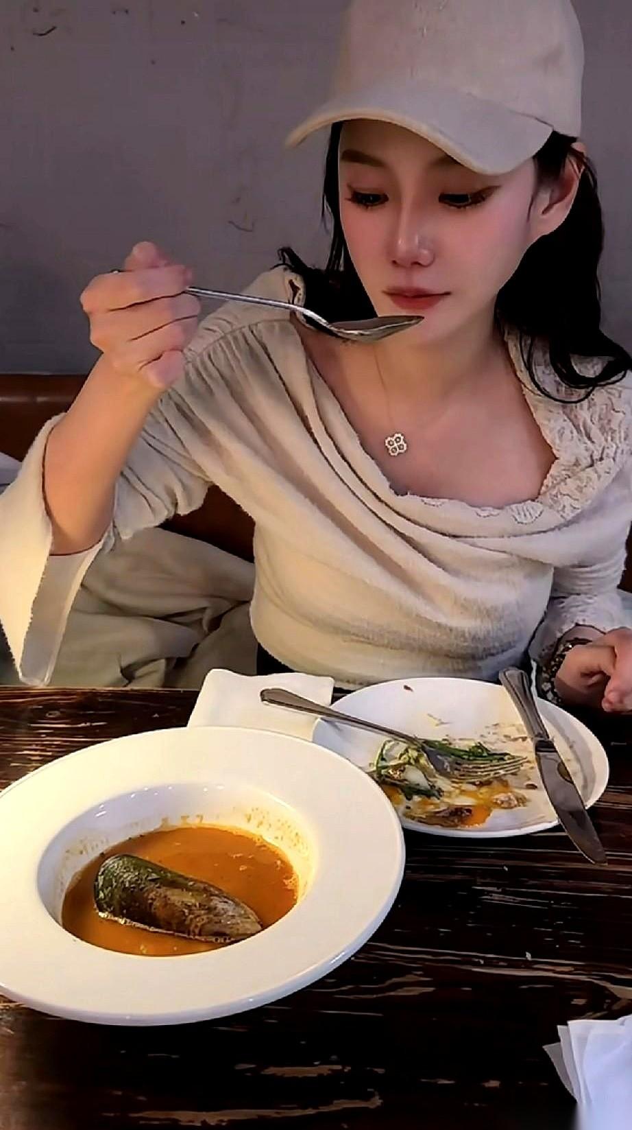 小菲的镜头，罕见地又对准了餐桌对面的筱梅。法餐厅暖黄的灯光下，两个孩子坐在中间