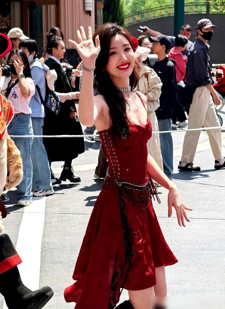 全福州的人都疯了。一亿人把三坊七巷挤得水泄不通，警力全线出动，他们不是在看非遗，