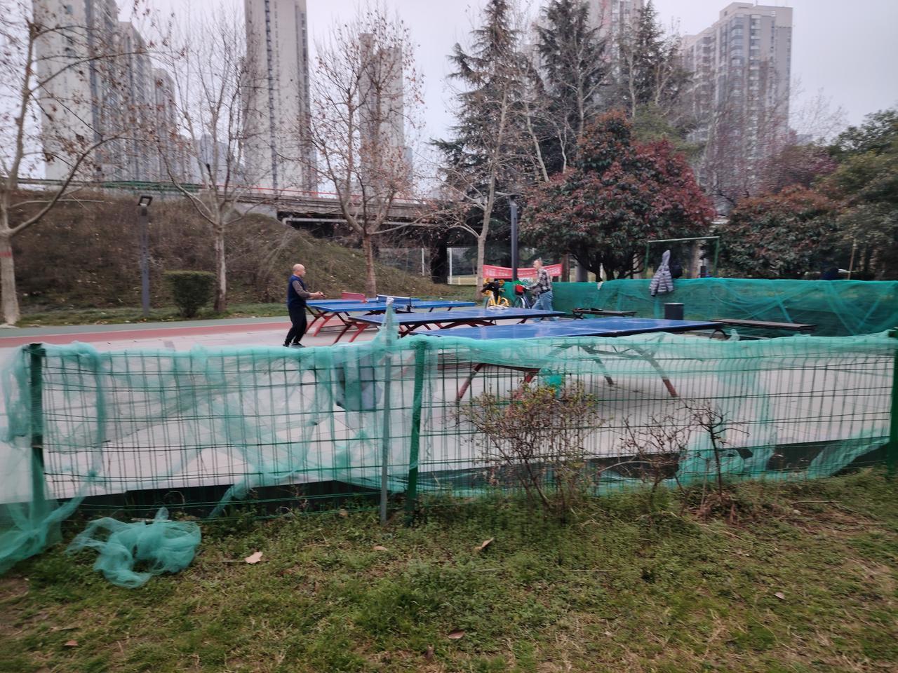 工作时间，牟校长沉迷打乒乓球，却严令禁止老师跟着娱乐，可禁令就是一纸空文。在他的