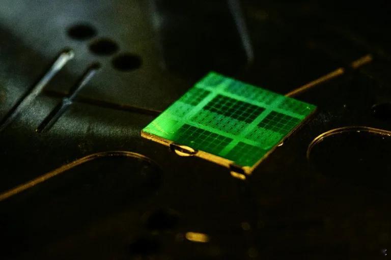 【欧盟就芯片制造商Nexperia问题寻求与中国达成“紧急解决方案”】[送句中国