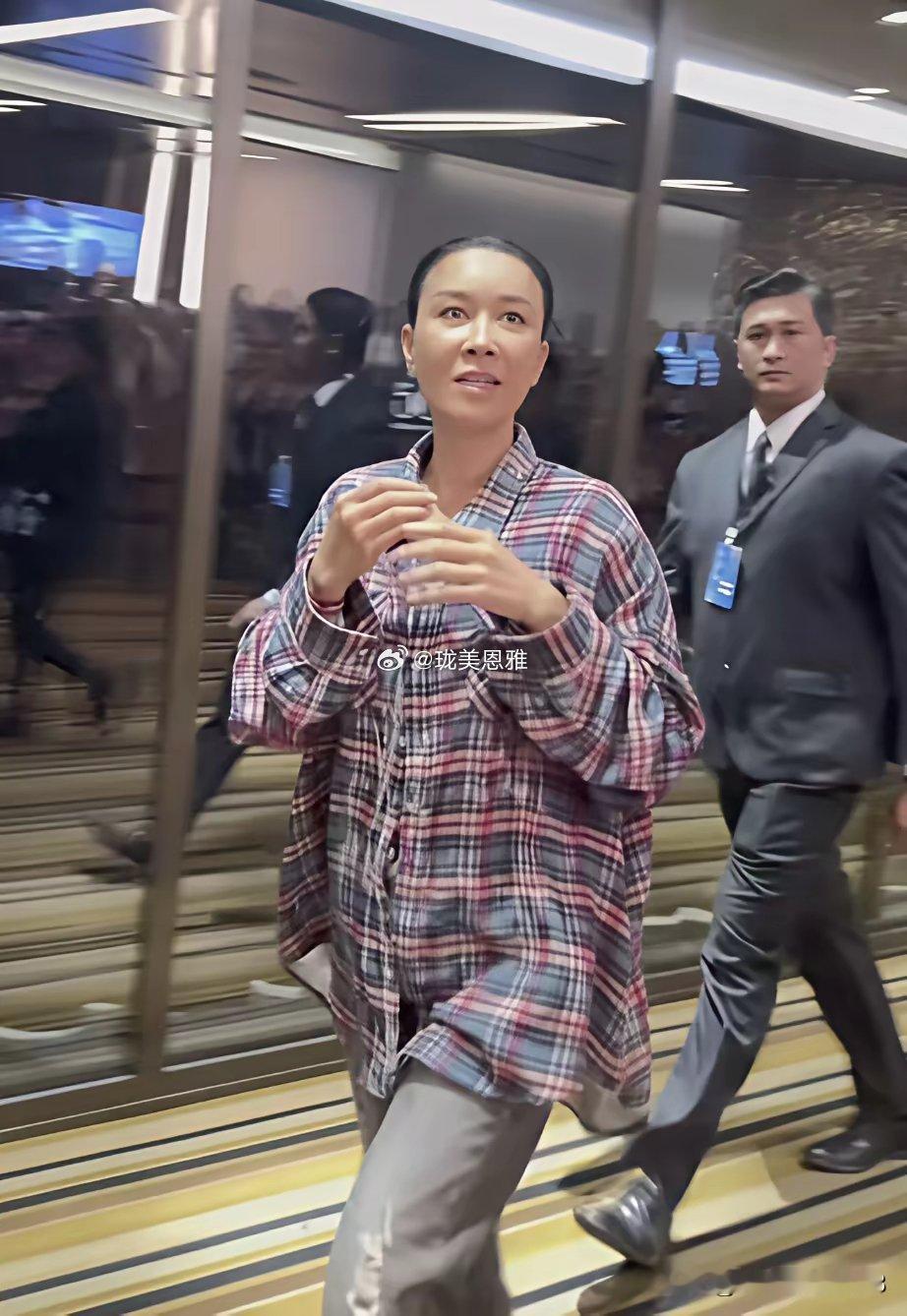 她的衣服好像从来就没有穿对过穿的这一身看起来又土又不好看