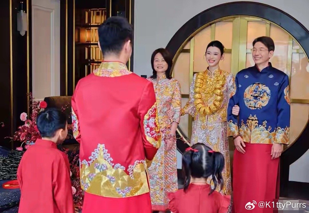 澳门赌王儿媳奚梦瑶，戴22个龙凤金镯，价值数百万，全身金灿灿，再次诠释什么才是真