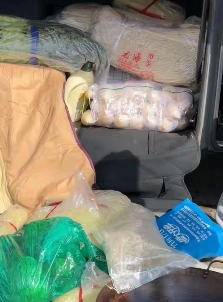 家和万事兴！青海一家35口人开旅游大巴自驾云南，自带米面食材沿途做饭，全程分工协