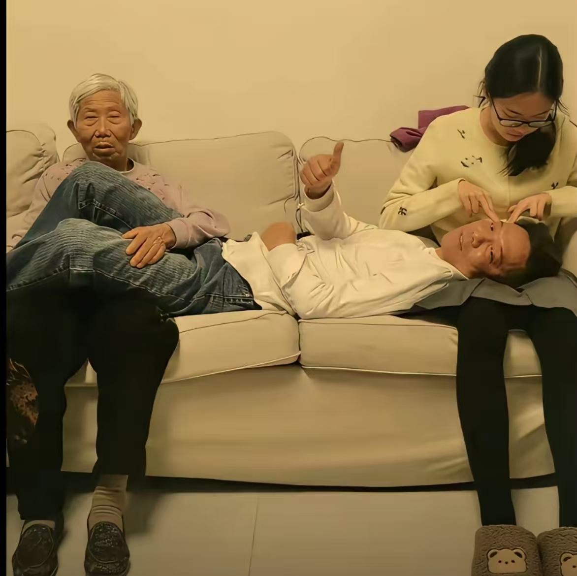 咱们印象中的李律，总是在直播间里侃侃而谈，为了正义奔波。但今天，李律让我们看到了