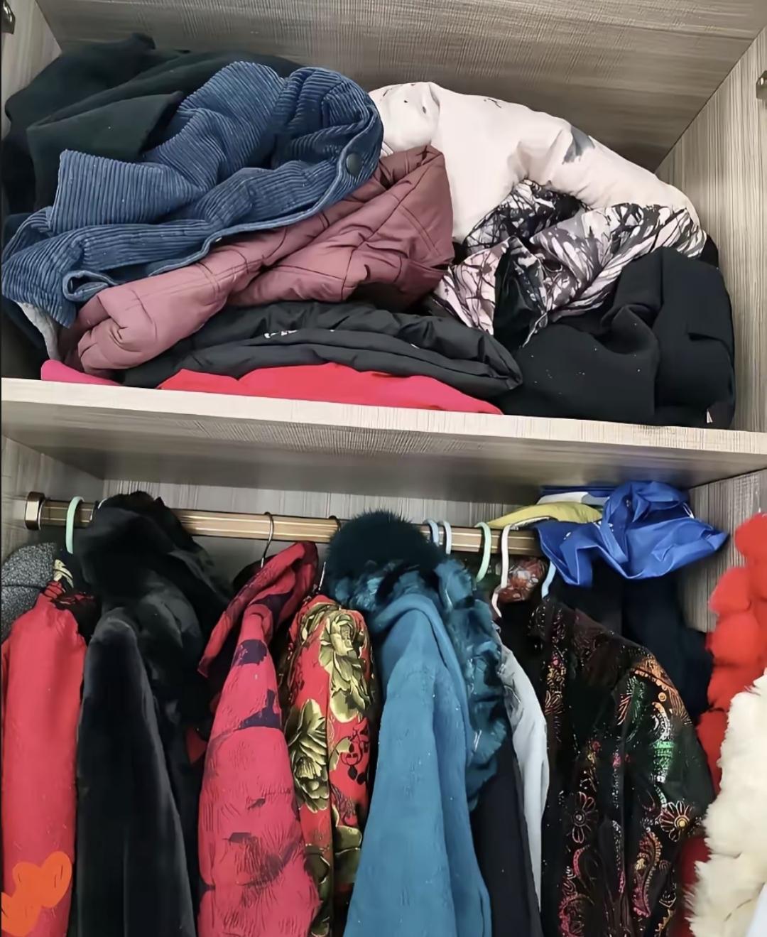 上周帮刘阿姨搬纸箱，她自己踩梯子取羽绒服，吊牌还挂着。我说这衣裳压箱底十年了，她