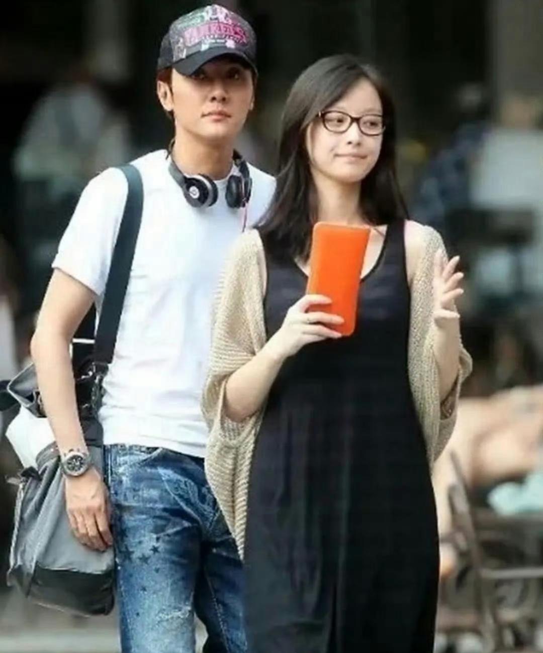 翻到当年的路透照，不得不承认，冯绍峰那时候是真的“帅得掉渣”，倪妮也还是个眼神清