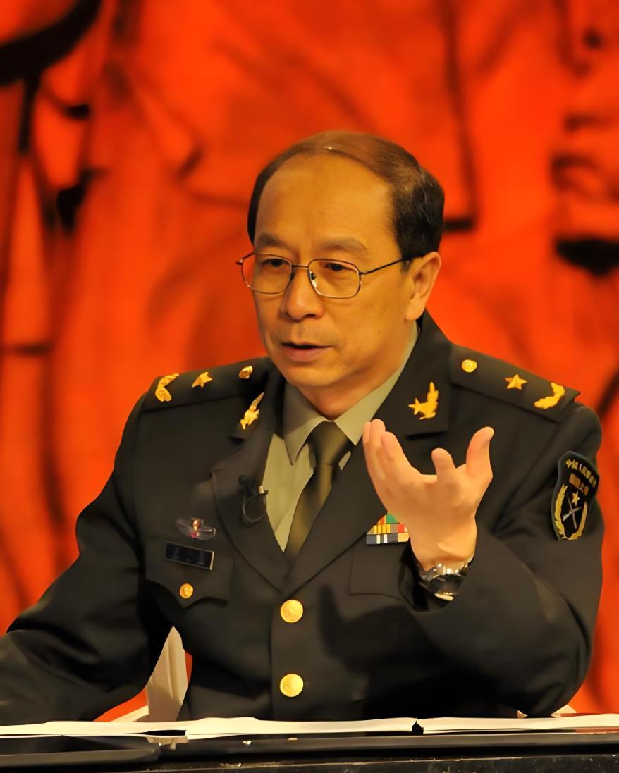 一次，记者问金一南：“为什么英国宁愿归还富得流油的香港，却以损失6艘军舰