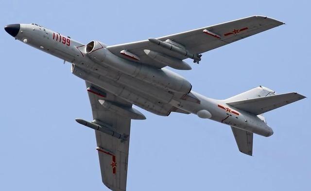 1983年，一架空军轰6在万米高空飞行，突然,一架战机从云里钻出，竟急速撞向轰6