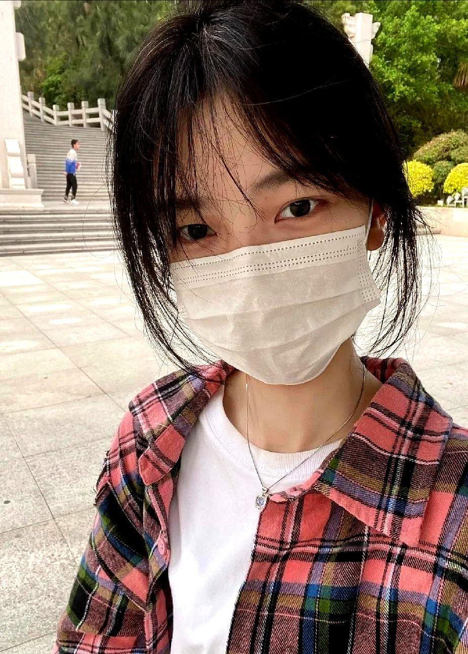 妹妹高二下学期休学后，我爸直接给她盘了家蜜雪冰城。店里雇了人，她每天晃悠着喝奶