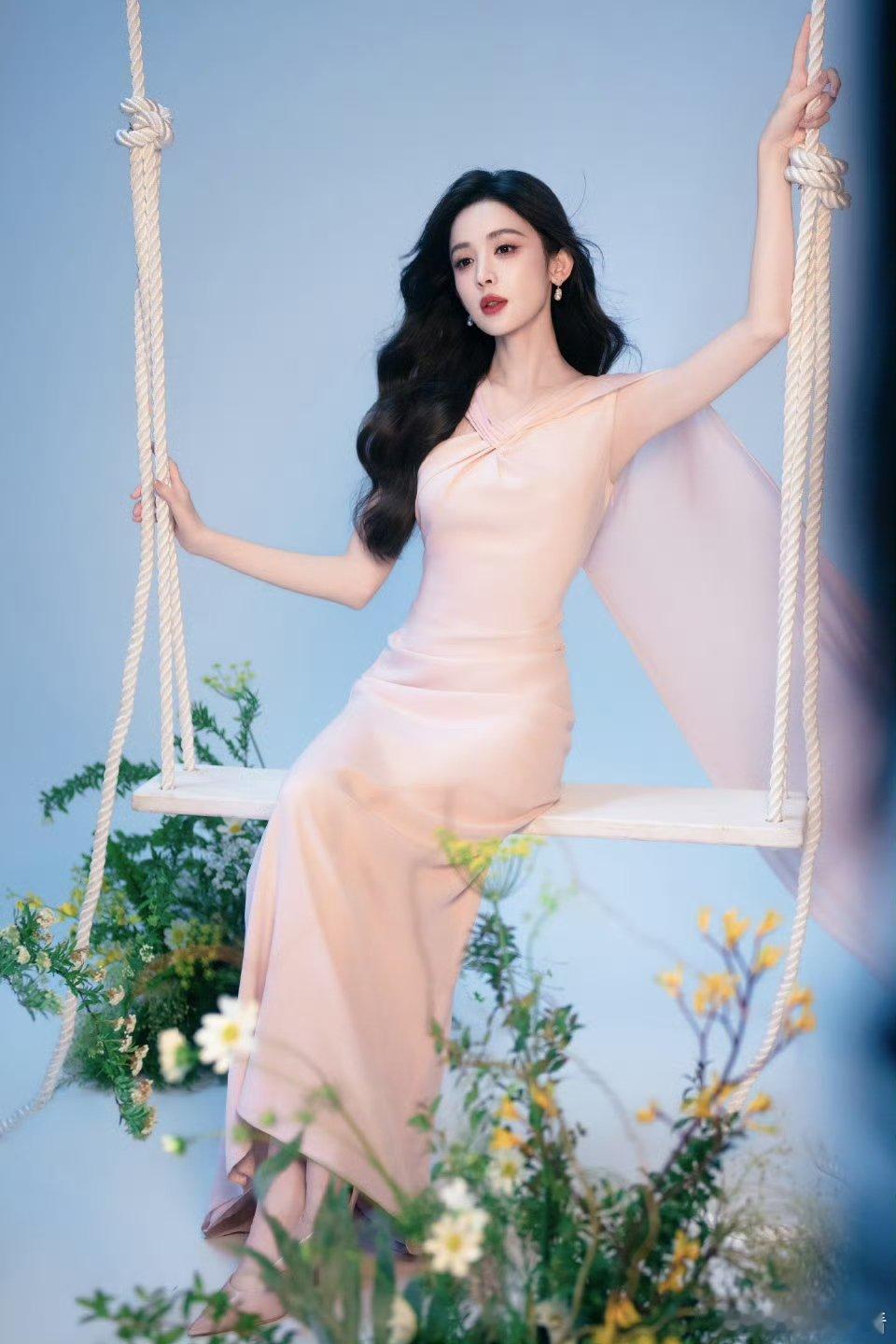 娜扎为情侣提供520新思路绝美状态惊艳众人，娜扎自带高级美感，审美眼光超一流，