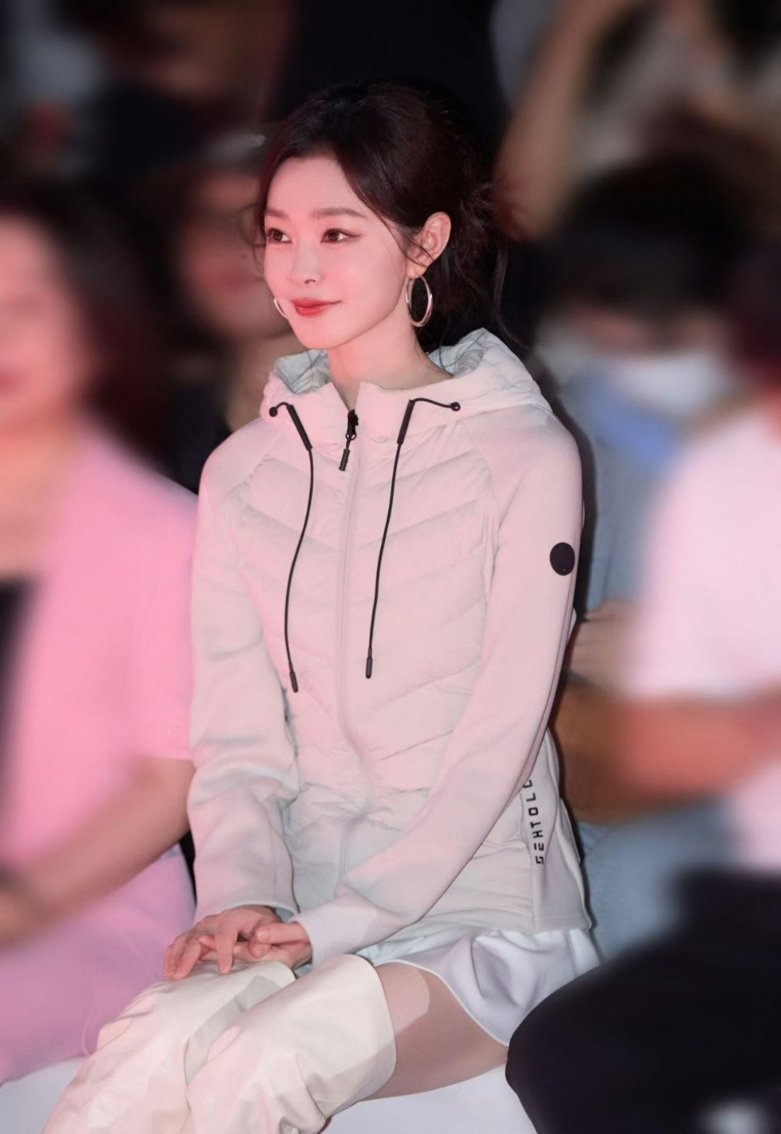 宋轶怎么美成这样了宋轶最新看秀侧脸杀，盘发造型尽显可爱气质​​​