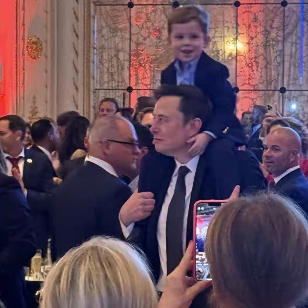 父母的高度就是孩子的起点，骑在马斯克肩膀上的男孩他坐得高视野宽。他爸爸马斯克带他