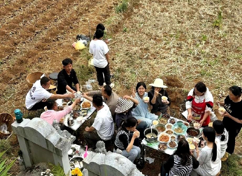 说实话，我头一回听说有人在坟头吃饭，但这事儿越想越觉得挺有温度的。咱想想啊，逝