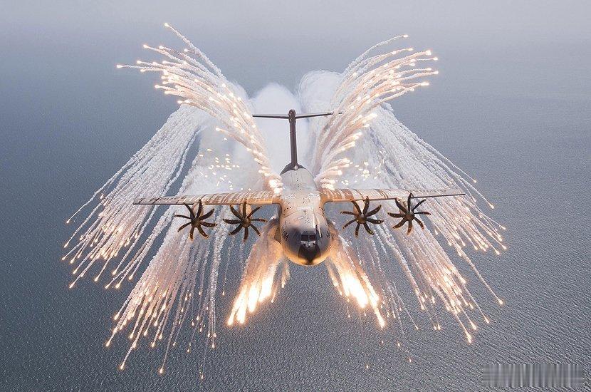 A-400M的干扰弹布置方式应该是所有运输机中最特立独行的。