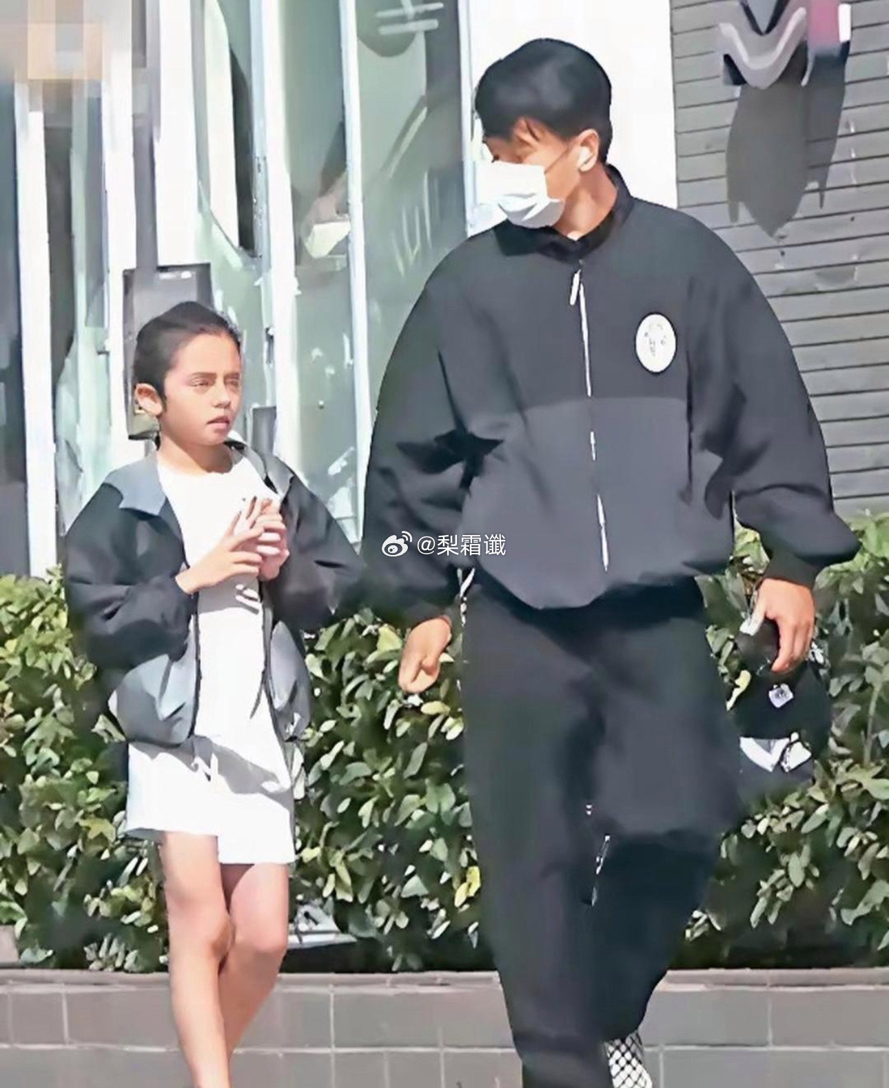 杨幂女儿小糯米都12岁了！腿型跟她妈年轻时简直是复制粘贴，又细又直。平时都是刘恺