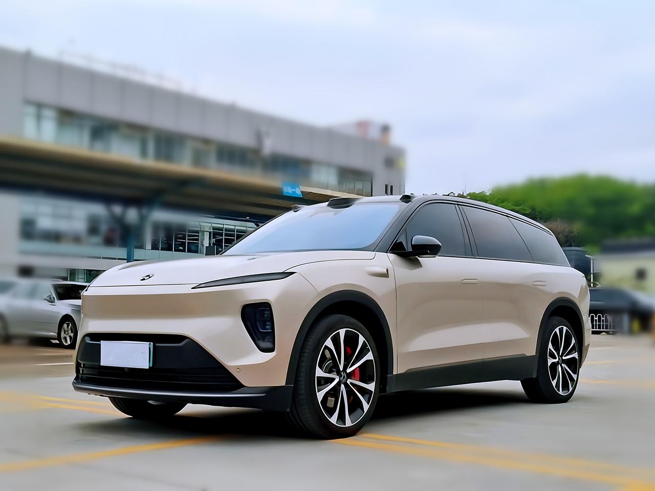 蔚来ES82023款100kWh签名版，59.8万买的车，现在卖20万出头？