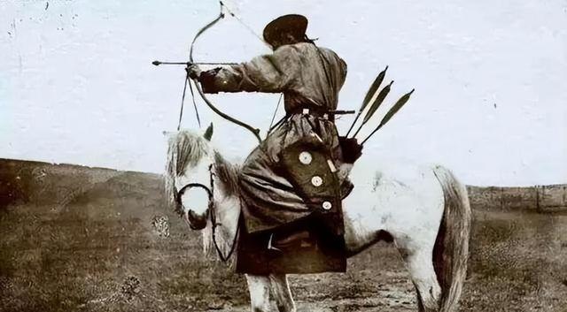 古代打仗中箭了能不能直接拔出来？别被电视剧骗了，那些折断箭杆继续冲锋的镜头，全都