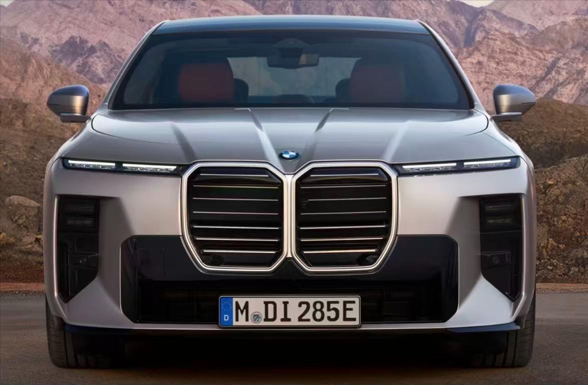 宝马新款的设计，称之为新世代车型，外观设计上可能有很多人都不能接受，我反而更喜欢