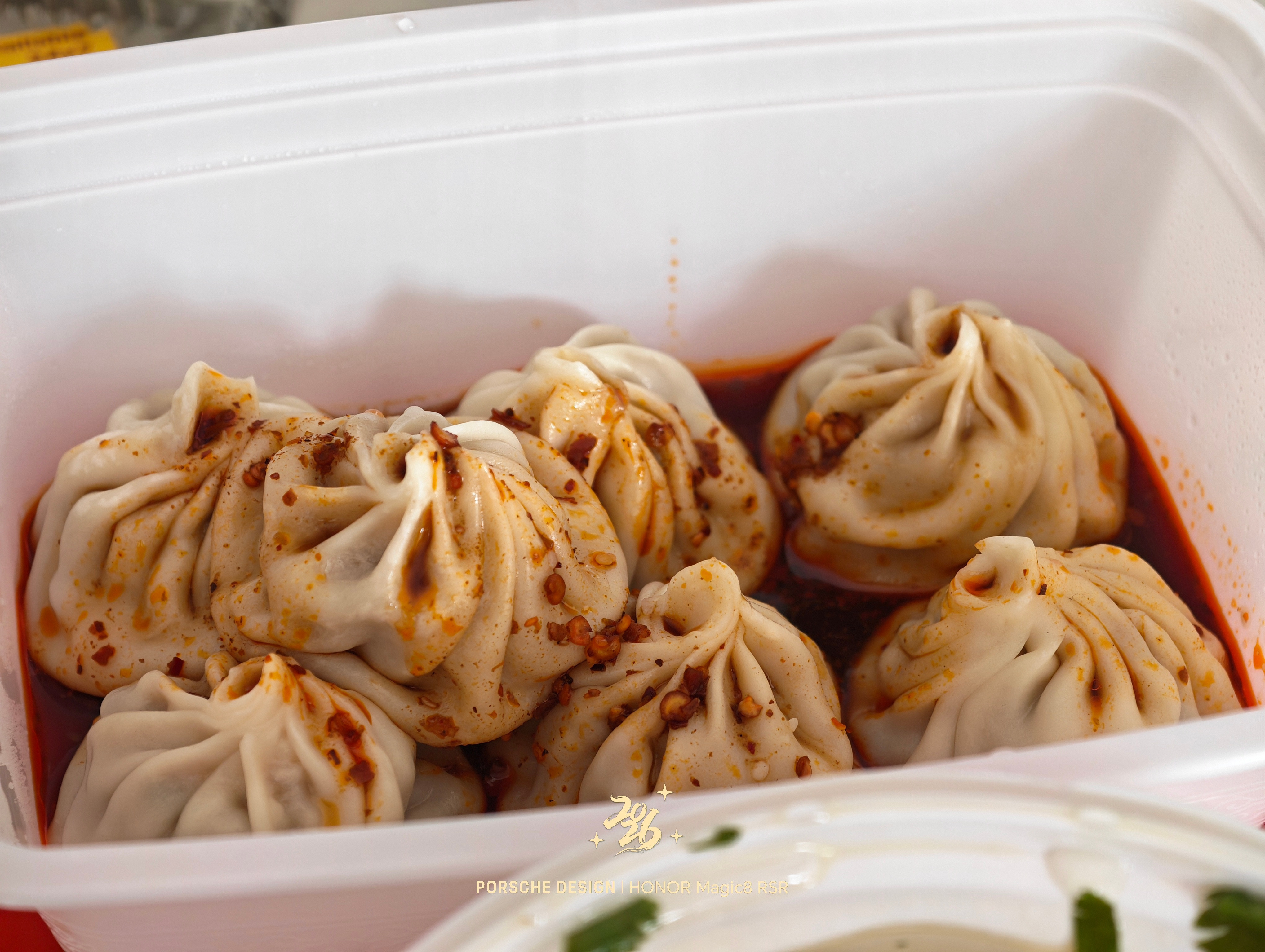 简简单单吃个灌汤包和馄饨，还是第一次见醋和辣椒蘸水的灌汤包，平常都只有醋来着