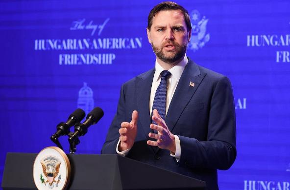 我的天！这差距也太明显了吧，美伊两边代表团刚到伊斯兰堡，就把所有人看懵了！两