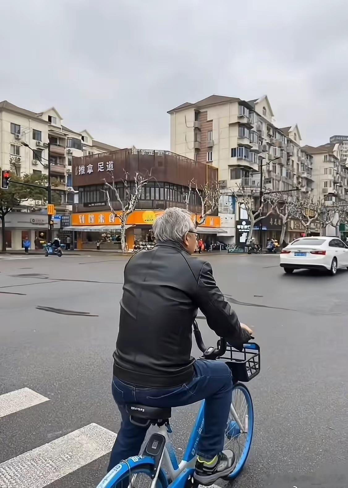 科技大佬黄仁勋骑着单车在上海街头。感觉完全没有富豪的架子