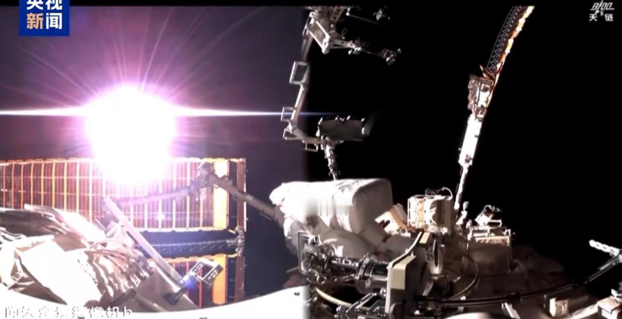 神舟二十一乘组8小时出舱创纪录！最年轻航天员太空“修窗”防碎片神舟二十一乘