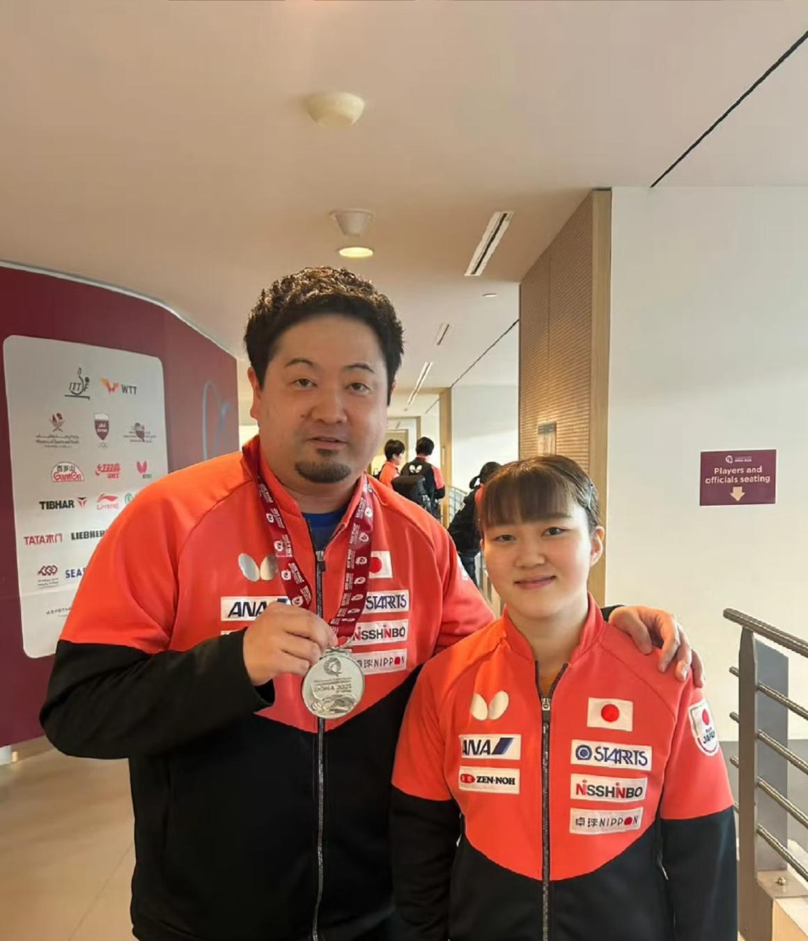 大藤沙月不忘师恩为自己的教练戴上银牌5月25日，日乒女队最好成绩大藤沙月在