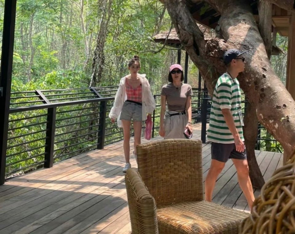 娜扎现实中太瘦了吧，锁骨很凸出清晰可见，然而这身材上镜才刚刚好