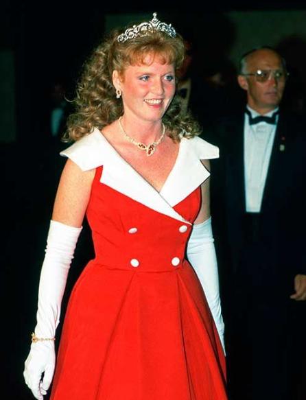 被爱泼斯坦嫌弃的一家人，安德鲁王子一家人拼命趴在他身上吸血，用以维系奢靡生活。