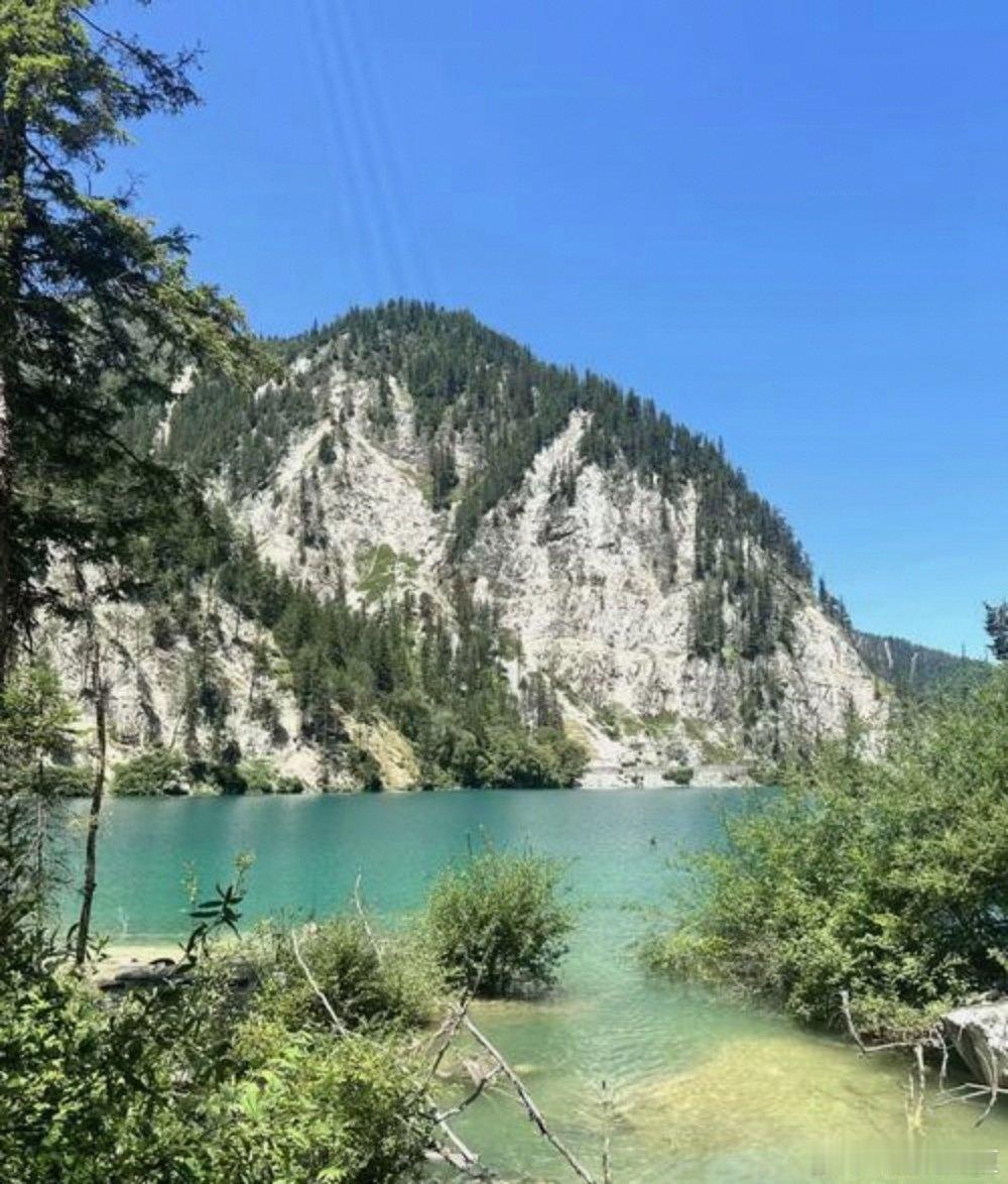翠湖叠瀑映青山，九寨沟山水自成画卷～