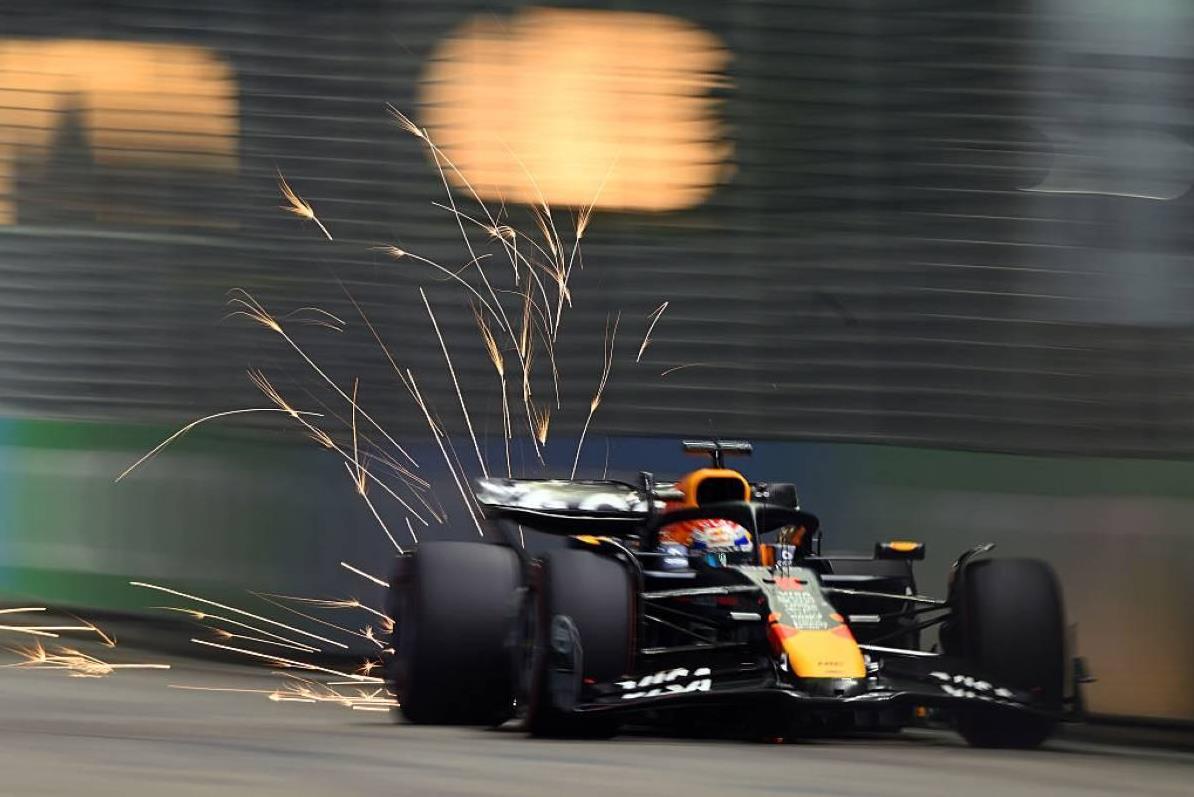 F1新加坡大奖赛-2025，正赛：拉塞尔梦想，维斯塔潘进攻。比赛将于北京时间