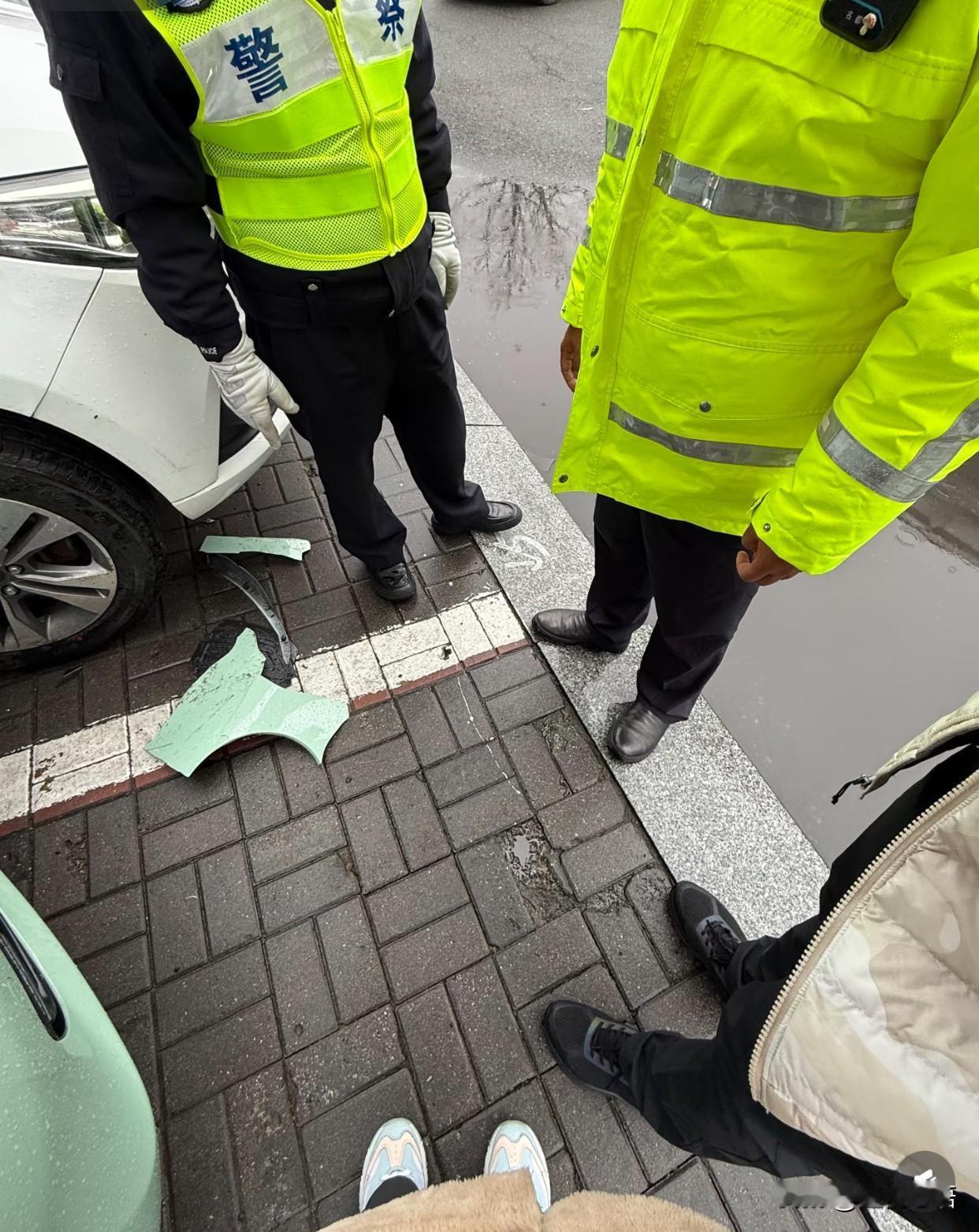 真的劝所有打工人一句。永远别让同事、领导随便坐你的私家车。不然最后委屈、吃亏