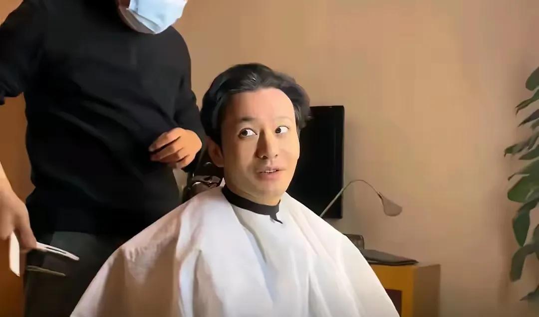 我们都错怪黄晓明了！我之前写文章嘲讽黄晓明，说他这把年纪了，还放不下偶像包袱。