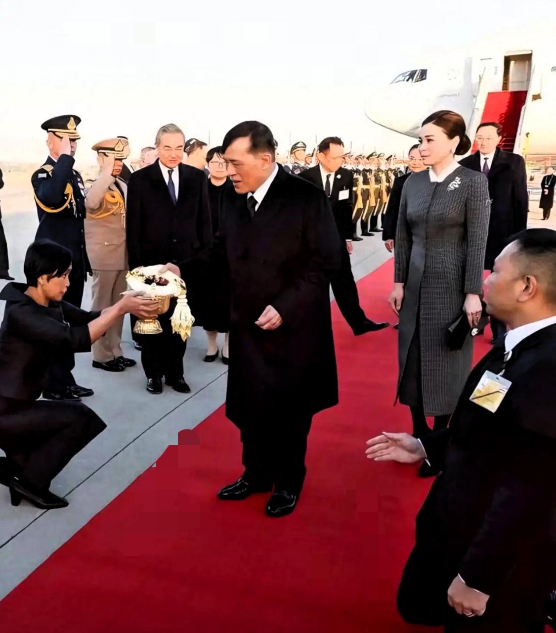 看惯了泰国国王在本国受民众跪礼，还琢磨过他来中国礼数咋整？看现场图恍然大悟