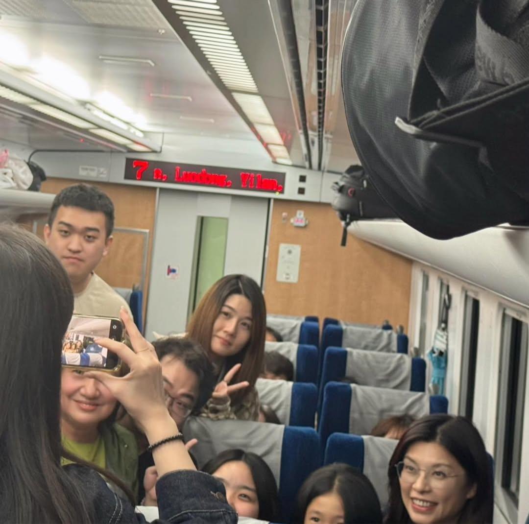 得年轻人者得天下，郑丽文从花莲搭火车回台北，途中有年轻支持者围拢过来拍照，证明她