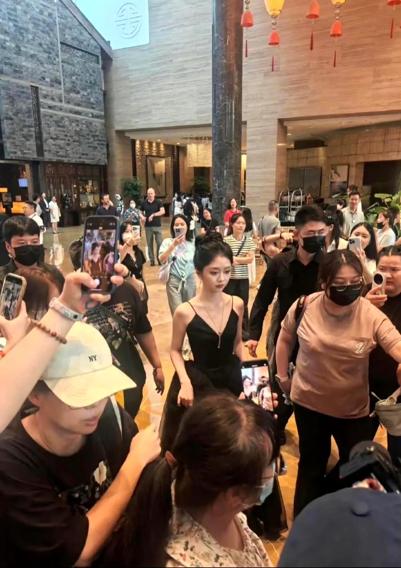 谭松韵暴瘦引担忧，发文回应显高情商看到谭松韵突然瘦成“纸片人”，粉丝们心头一紧，