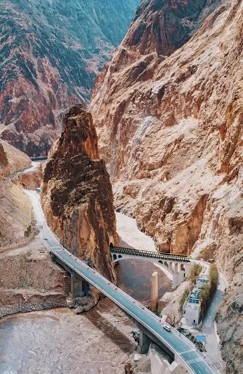 1953年怒江大桥建成时，一个排长纵身跳入江中壮烈牺牲怒江大桥作为川藏公路的关