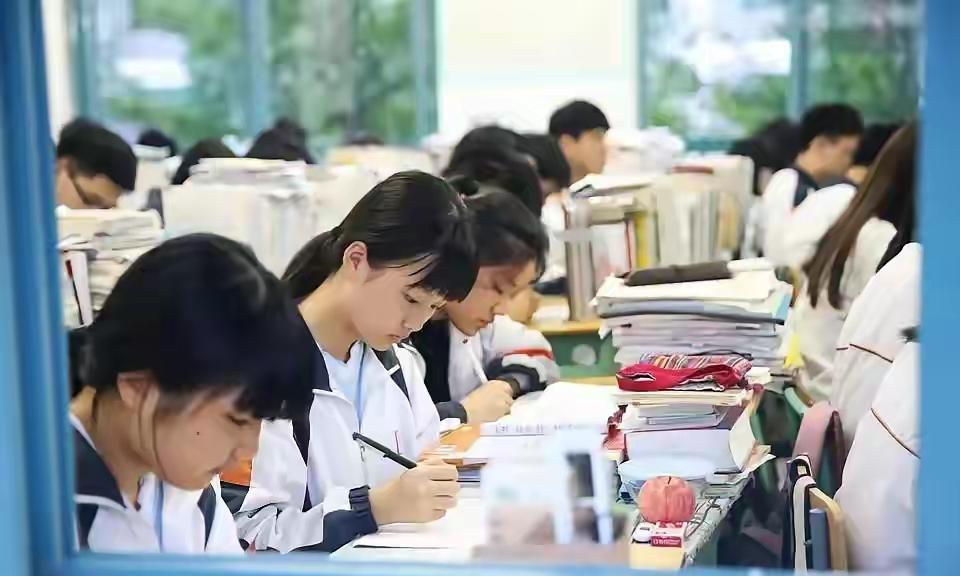 近日，中央明确规定：从明年起，将对普通高中进行扩招。这一消息，对于大多数家长来说