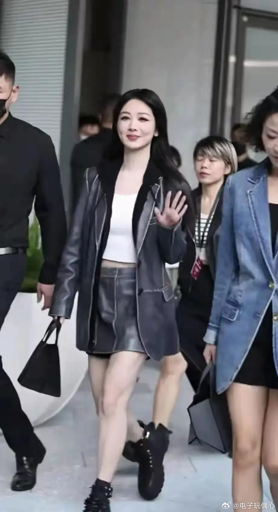 杨紫好漂亮，可旁边穿牛仔衣卷发的美女有点抢镜了！