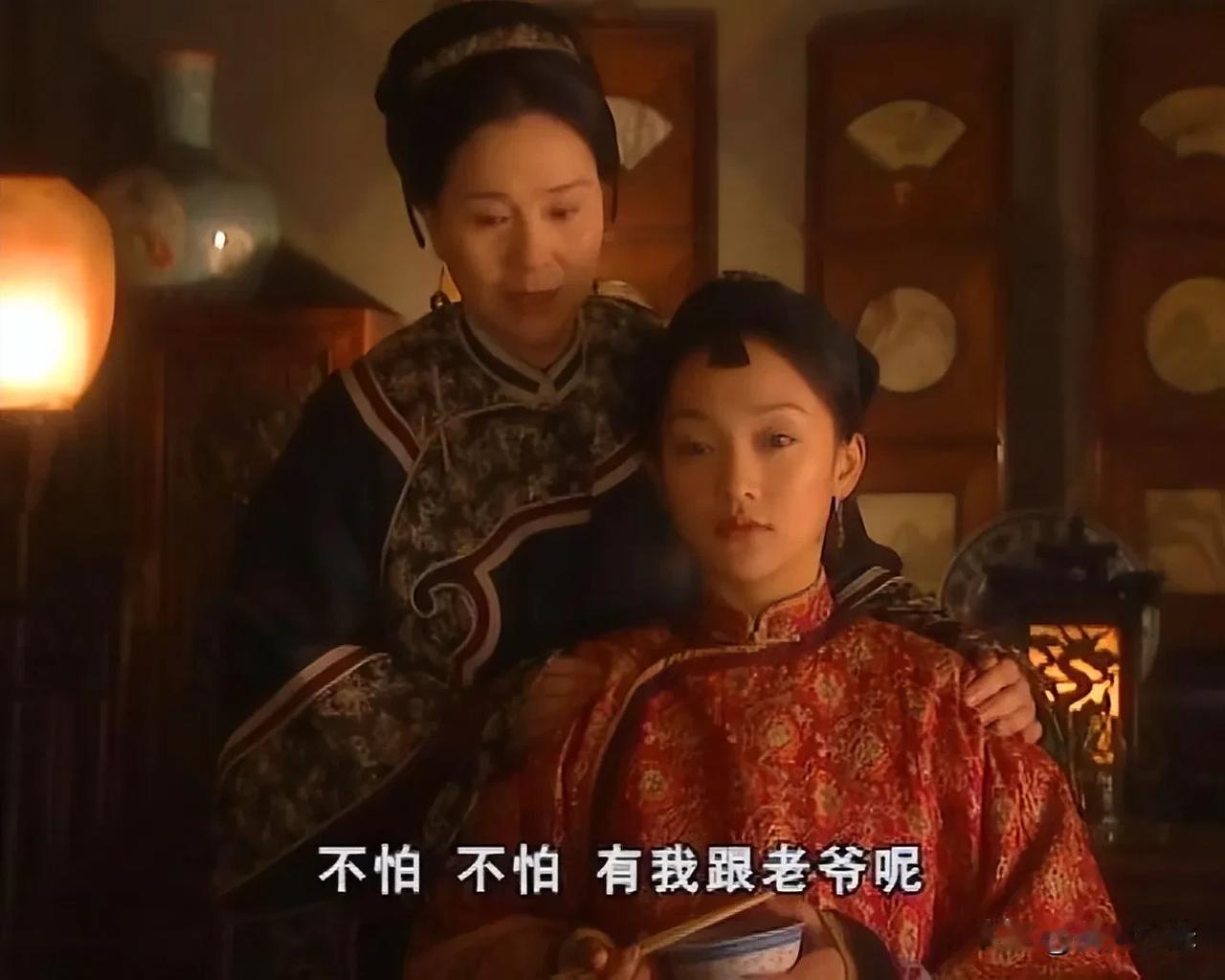 康熙十三年的秋天，北京城被一场早霜染得透亮。纳兰府里却像烧着一团火，朱红的灯笼从