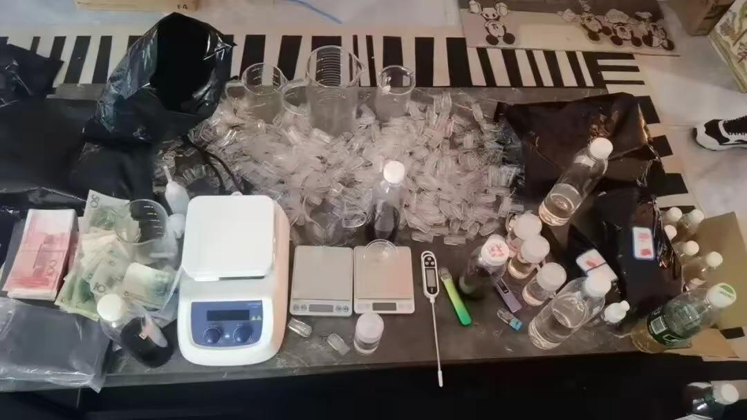 12月13日，沈阳市公安局消息，禁毒支队摧毁横跨13省份的特大制贩毒品及替代品犯