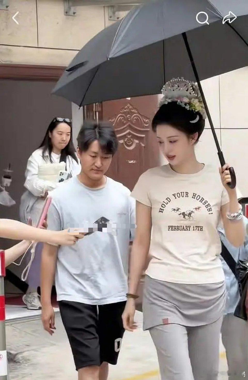 乍一看上身臃肿，看下身就很纤细，应该是上衣版型问题，太小了，女装受害者+1。