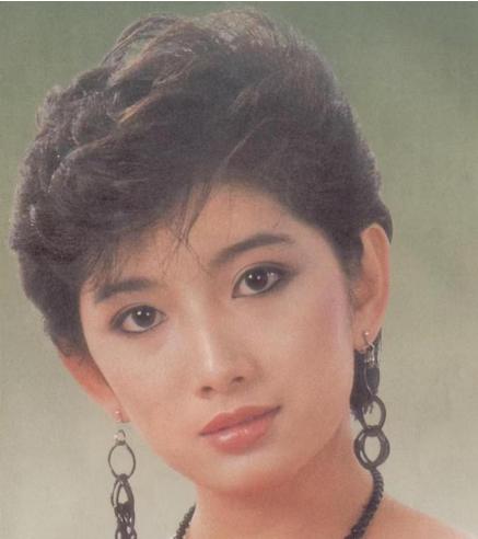 1975年，12岁的刘玉璞正在洗澡，醉醺醺地父亲发疯般地踹开门，冲进浴室里，死死