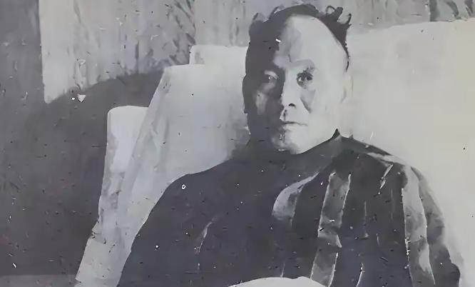 1953年，汤恩伯查出身上的病，想去日本开刀，却掏不起钱。他找陈诚帮忙，陈诚
