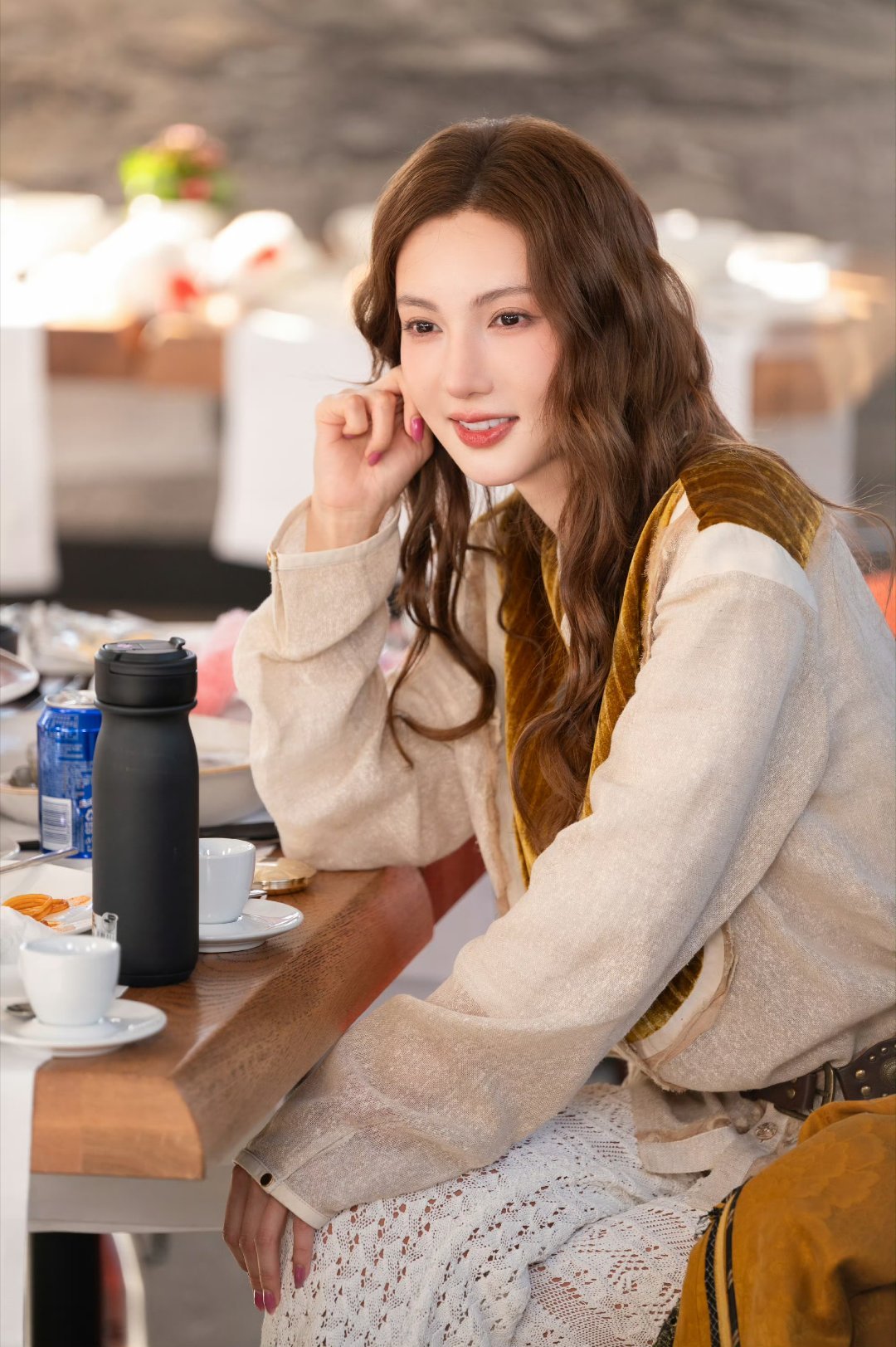 这组造型美得像洋娃娃，细腻的妆容勾勒出柔和轮廓，发型与服饰的搭配更添精致感，举手